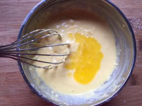 加入软化成液体的黄油