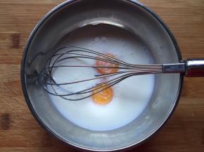 蛋黄和纯牛奶混合搅拌均匀