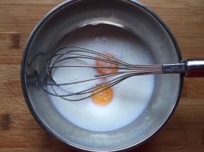 蛋黄和纯牛奶混合搅拌均匀