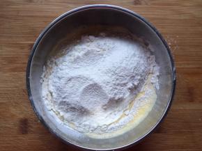 筛入低筋面粉，Z字型搅拌均匀