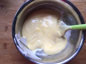 再倒回蛋白盆，继续翻拌均匀