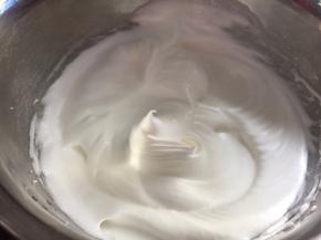 蛋白分三次加入白砂糖，打发至拉起打蛋头有弯钩状态