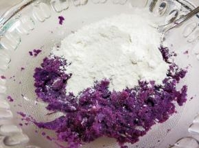 放糯米粉和白糖