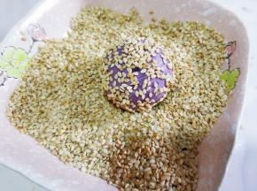 蘸少量水裹上芝麻