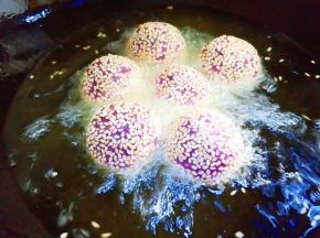 油温六成热下锅小火炸至发黄