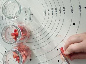 草莓切碎放入布丁瓶中。