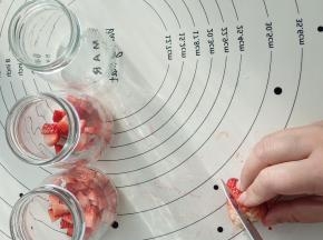 草莓切碎放入布丁瓶中。