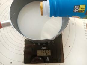 椰奶倒入锅中。