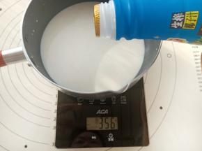椰奶倒入锅中。