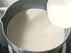 煮开放入白凉粉。
