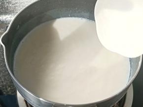 煮开放入白凉粉。