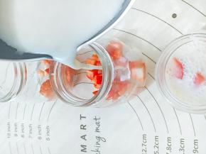 晾2分钟倒入布丁瓶中（千万不要晾时间长了，不然就凝固了)，晾凉放冰箱冷藏几个小时味道更好。