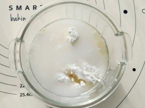 糯米粉，玉米淀粉，糖，玉米油，水全部放入碗中。