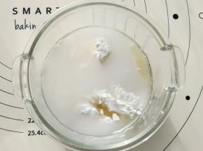 糯米粉，玉米淀粉，糖，玉米油，水全部放入碗中。