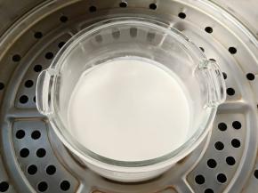 放入蒸锅，上气蒸15-20分钟。蒸好用筷子扎一下看看是否蒸熟。