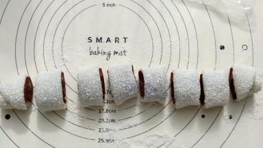 用刀切成均匀的小块即可。