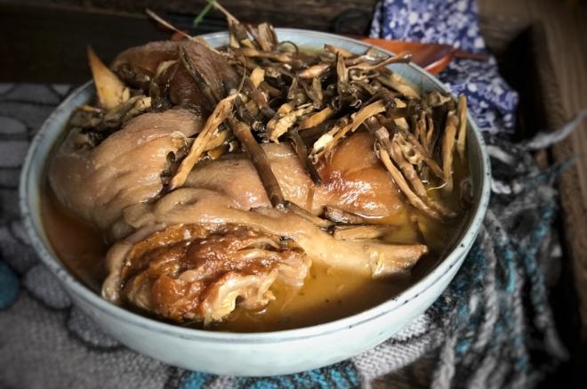 笋干炖腊猪肘
