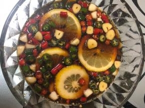 准备一个盘子放入生抽，白醋，盐，白糖，料酒和香油拌匀。再放入辣椒圈，蒜瓣和柠檬。