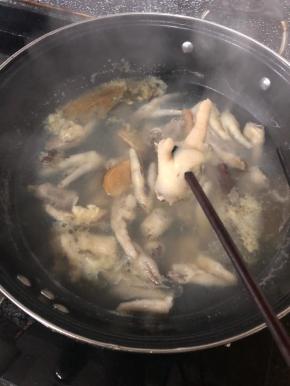 水开后再煮10分钟左右就可以了，用筷子很容易戳穿就可以了！