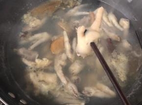 水开后再煮10分钟左右就可以了，用筷子很容易戳穿就可以了！