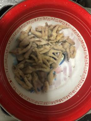 煮好的鸡爪过凉水清洗干净。