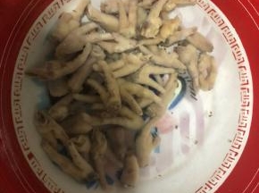 煮好的鸡爪过凉水清洗干净。