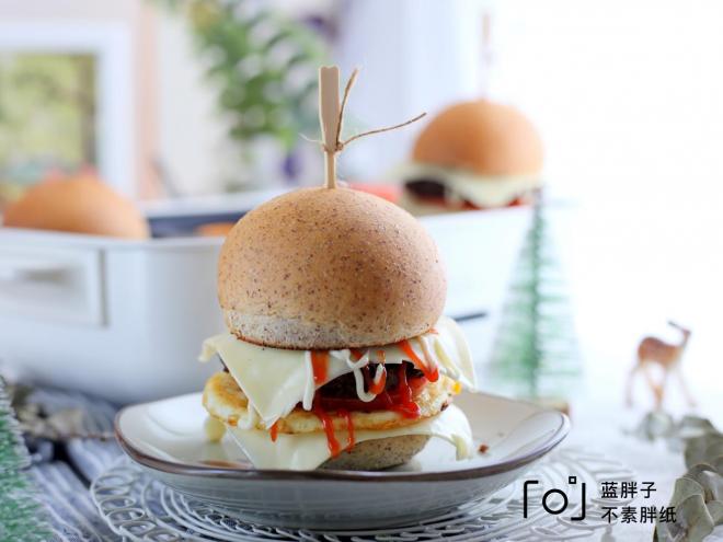 双层芝士黑麦牛肉汉堡包