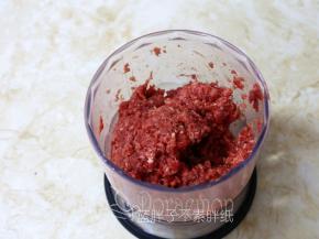 牛肉用料理机绞成泥。