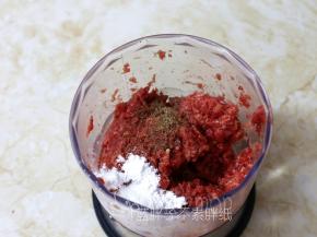 加入盐、黑胡椒和玉米淀粉。