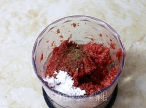 加入盐、黑胡椒和玉米淀粉。