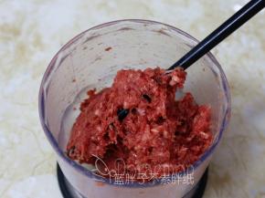 用筷子以顺时针的方向搅拌，一直搅拌到牛肉成团、起胶。