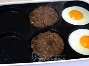 .煎大概3分钟之后就可以翻面，继续煎2分钟即可出锅。