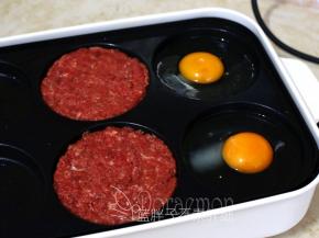 开启中火慢慢加热。同时在两位两个圆盘中嗑入2个鸡蛋。