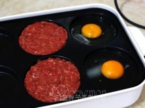 开启中火慢慢加热。同时在两位两个圆盘中嗑入2个鸡蛋。