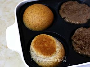 将黑麦面包横切成两半，顶部较大，放在圆盘中加热。