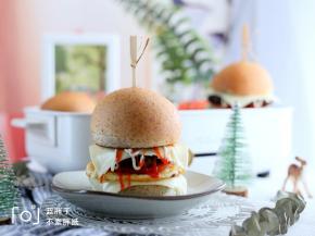 最后来组装汉堡包。黑麦面包底+芝士片+煎蛋+番茄片+牛肉饼+芝士片+黑麦面包，中间挤上适量的沙拉酱和番茄酱。做好的汉堡包，超大一个，非常满足。