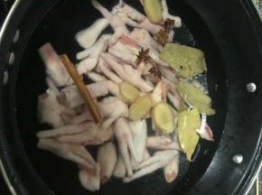 锅里加水倒入鸡爪，加入姜片，料酒，香料，八角等大火煮。
