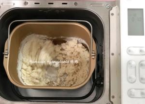 先将盐加入面粉搅拌均匀，启动面包机，和面程序，调至10分钟