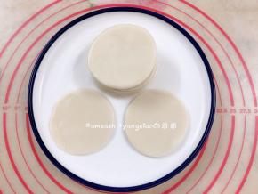 擀开的面片表面刷薄油，叠在一起，最后一张表面不用刷油，叠一次八至十张就好