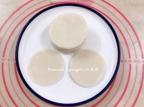 擀开的面片表面刷薄油，叠在一起，最后一张表面不用刷油，叠一次八至十张就好