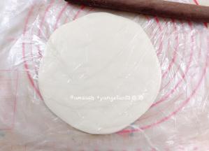 把刷了油的饺子皮装进保鲜袋中，擀开擀薄