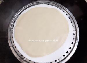 擀好的面饼凉水上锅蒸10分钟