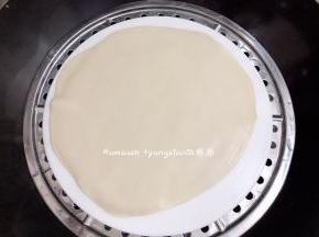 擀好的面饼凉水上锅蒸10分钟