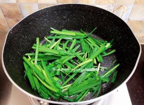 韭菜洗干净沥干水分，切成段，锅中注入适量的油，把韭菜炒至断生，加少许盐，盛出晾凉备用