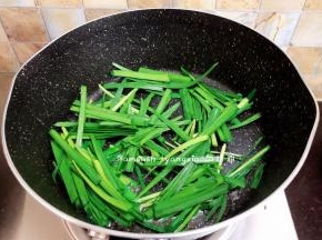 韭菜洗干净沥干水分，切成段，锅中注入适量的油，把韭菜炒至断生，加少许盐，盛出晾凉备用