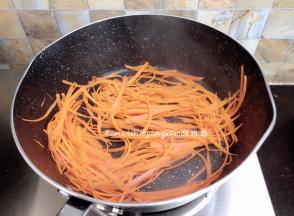 胡萝卜切成丝，锅中注入适量的油，把胡萝卜炒至断生，加入一丢丢的盐，盛出晾凉备用