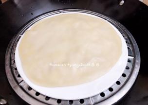蒸至饼皮能明显的看到鼓泡泡，那饼皮就蒸熟了，然后趁热时一张张揭开，凉了不好揭