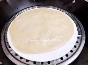蒸至饼皮能明显的看到鼓泡泡，那饼皮就蒸熟了，然后趁热时一张张揭开，凉了不好揭