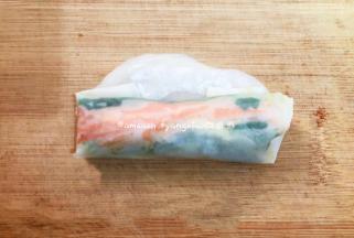 卷起之后，在封口处抹上面面糊包好