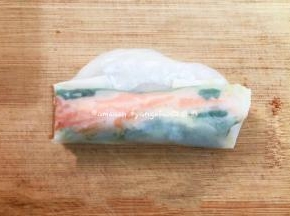卷起之后，在封口处抹上面面糊包好